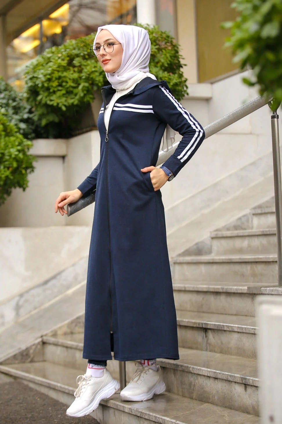 Gilet long sportswear décontracté (Robe zippée style sport pour femme  voilée) - Couleur bleu marine | Lagofa